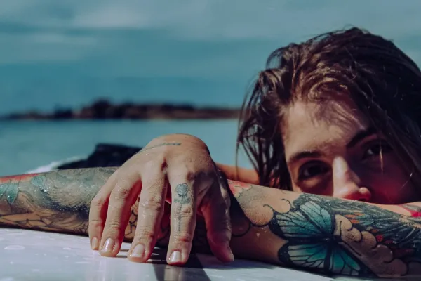 Jak chronić świeży tatuaż przed słońcem?