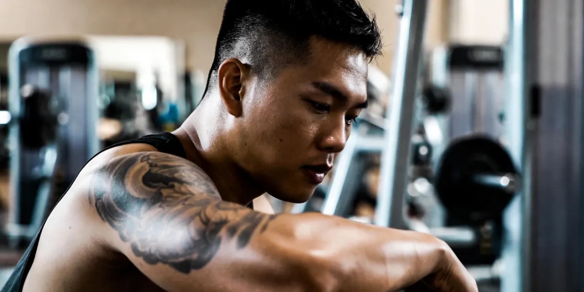 Tatuaż a siłownia – kiedy wrócić do treningów?