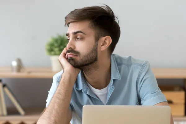 Efekt „fatigue face”– jak zmęczenie odbija się na męskim wyglądzie i jak temu przeciwdziałać?