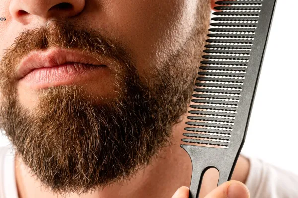 Jak odbudować zniszczoną brodę? Regeneracja włosków po nieudanej stylizacji lub goleniu