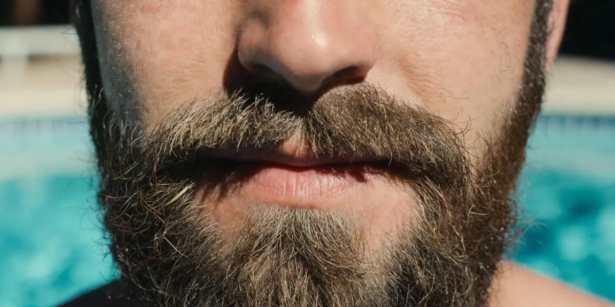 Broda a basen i słona woda – jak chlor niszczy zarost