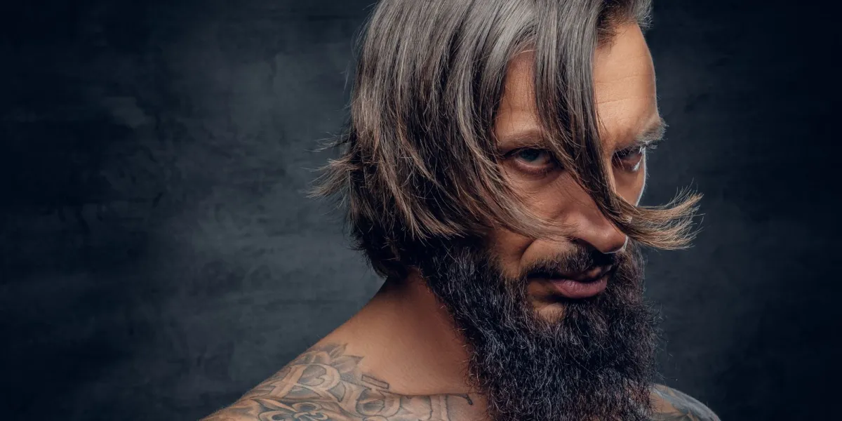 Jak układać męskie długie włosy?