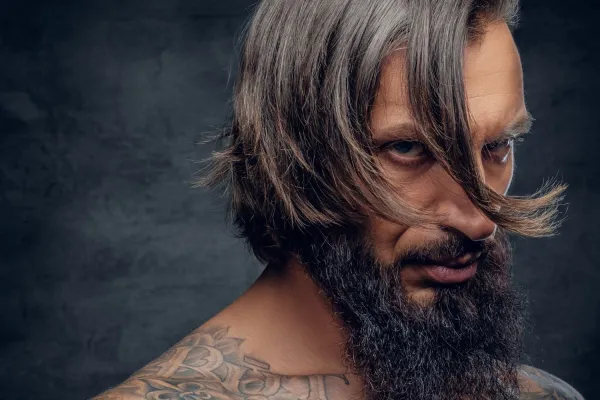 Jak układać męskie długie włosy?